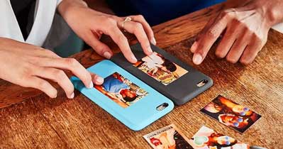 Photos amusantes collées sur des coques de smartphone